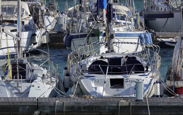 Италия, Сицилия, Средиземное море, Marina di Ragusa; 18 марта 2016, салют лодок в гавани - РЕДАКЦИЯ — стоковое фото