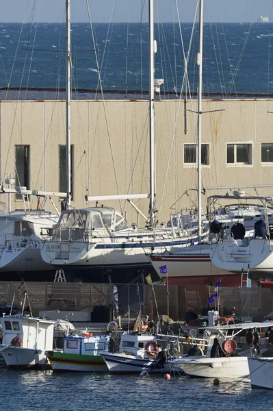 Olaszország, Szicília, Földközi-tenger, Marina di Ragusa; 2016. március 18., fából készült halászati csónakok and luxus jachtok partra egy boatyard a kikötőben - szerkesztői a — Stock Fotó