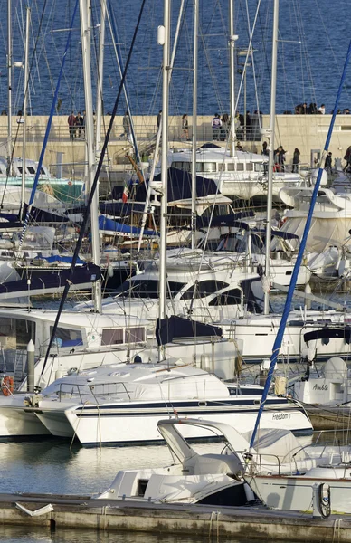 Italia, Sicilia, Mar Mediterraneo, Marina di Ragusa; 20 marzo 2016, persone e yacht di lusso nel porto turistico - EDITORIALE — Foto Stock