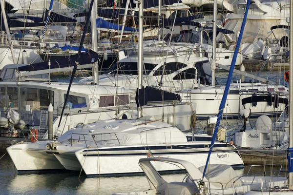 Itália, Sicília, Mar Mediterrâneo, Marina di Ragusa; 20 Março 2016, pessoas e iates de luxo na marina - EDITORIAL — Fotografia de Stock