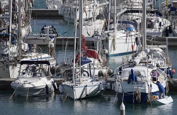 Италия, Сицилия, Средиземное море, Marina di Ragusa; 21 марта 2016, лодки и роскошные яхты в гавани - РЕДАКЦИЯ — стоковое фото