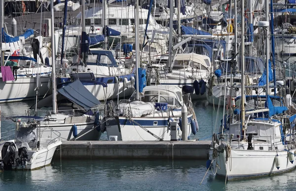 Italia, Sicilia, Mar Mediterráneo, Marina di Ragusa; 21 Marzo 2016, barcos y yates de lujo en el puerto deportivo - EDITORIAL — Foto de Stock