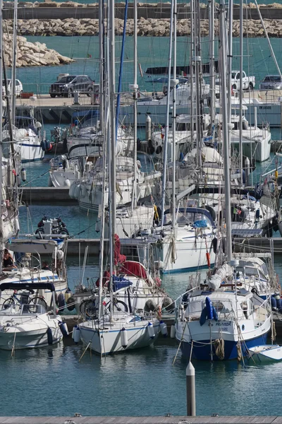 Italia, Sicilia, Mar Mediterráneo, Marina di Ragusa; 21 Marzo 2016, barcos y yates de lujo en el puerto deportivo - EDITORIAL —  Fotos de Stock