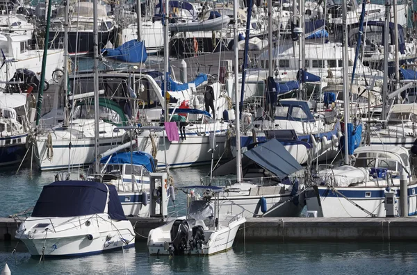 Italien, Sicilien, Medelhavet, Marina di Ragusa; 21 mars 2016, yachter båtar och lyxiga i marina - ledare — Stockfoto