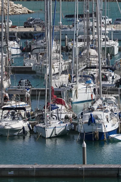 Италия, Сицилия, Средиземное море, Marina di Ragusa; 21 марта 2016, лодки и роскошные яхты в гавани - РЕДАКЦИЯ — стоковое фото