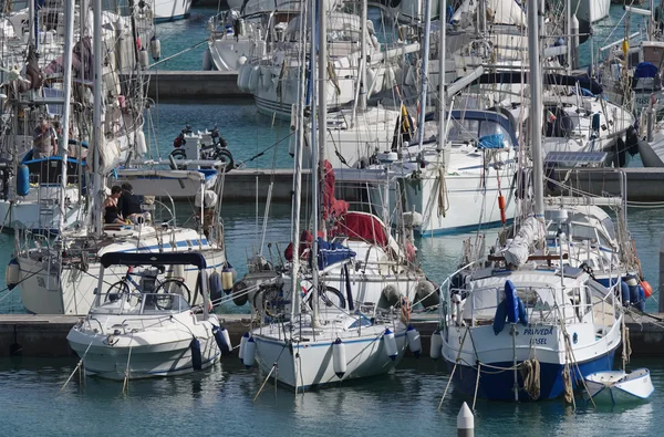 Italien, Sicilien, Medelhavet, Marina di Ragusa; 21 mars 2016, yachter båtar och lyxiga i marina - ledare — Stockfoto