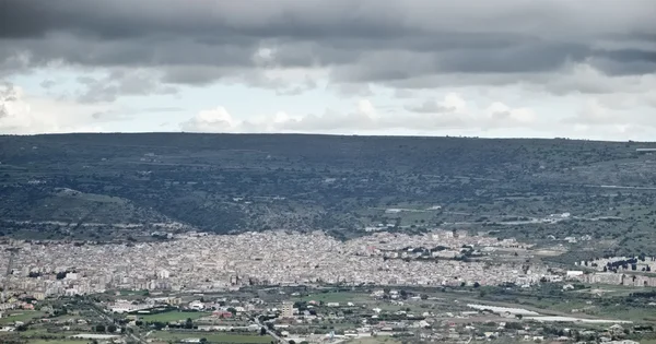 Comiso Town (Ragusa eyaletinin İtalya, Sicilya, havadan görünümü) — Stok fotoğraf