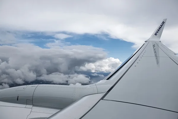 Italia; 12 de marzo de 2016, avión volando sobre las nubes - EDITORIAL —  Fotos de Stock