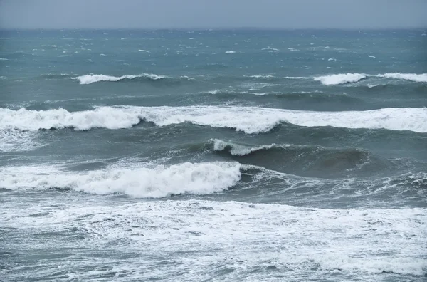 Italien, Kanal von Sizilien, raues Mittelmeer im Winter — Stockfoto