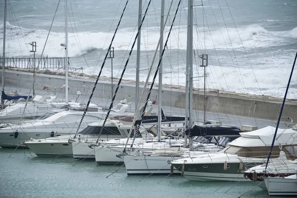 Italia, Sicilia, Mar Mediterráneo, Marina di Ragusa; 23 Marzo 2016, yates de lujo en el puerto deportivo durante una tormenta - EDITORIAL —  Fotos de Stock
