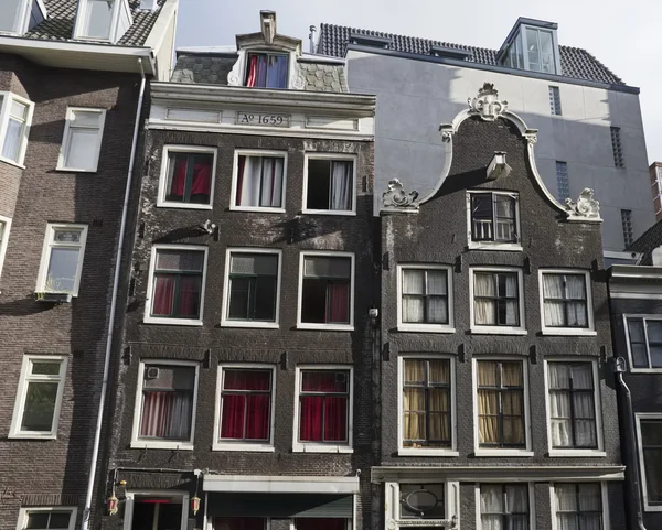 Holandsko, Amsterdam, průčelí starých kamenných domů — Stock fotografie