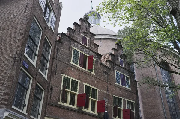 Holland, Amsterdam, de gevel van de oude stenen huizen — Stockfoto