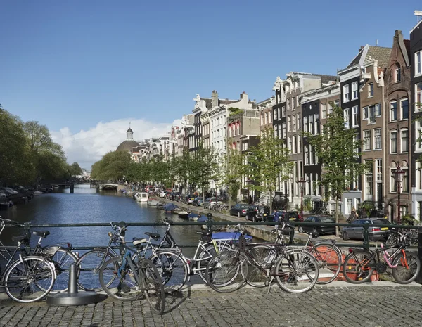 Holland, Amsterdam, gamla sten hus på en av de många vatten kanalerna — Stockfoto