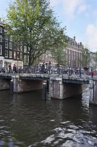 Holland, Amsterdam; 9 oktober 2011, cyklar parkerade på en bro - ledare — Stockfoto