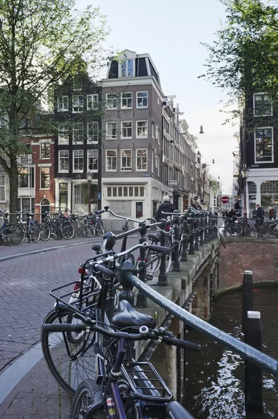 Holland, Amesterdão; 9 de Outubro de 2011, bicicletas estacionadas numa ponte - EDITORIAL — Fotografia de Stock