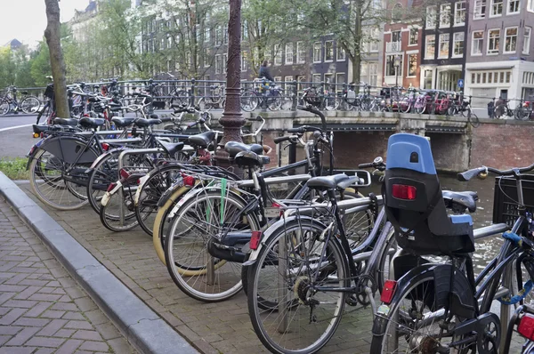 Голландия, Амстердам; 9 октября 2011 года, велосипеды припаркованы возле моста - EDITORIAL — стоковое фото