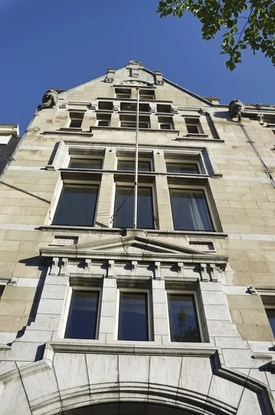 Holanda, Amsterdam, la fachada de una antigua casa de piedra en el centro — Foto de Stock