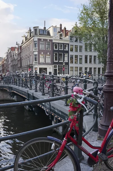 Holland, Amsterdam; 9 oktober 2011, fietsen geparkeerd op een brug - redactie — Stockfoto