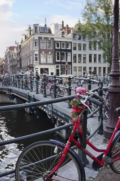 Holland, Amsterdam; 9 oktober 2011, fietsen geparkeerd op een brug - redactie — Stockfoto