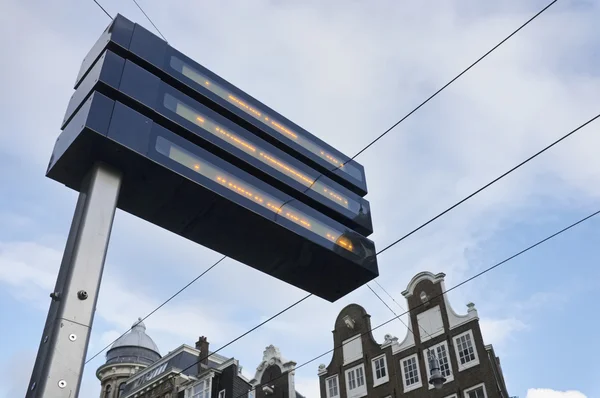 Holland, Amsterdam, oude gebouwen en elektrische tramlijnen in een centrale straat — Stockfoto