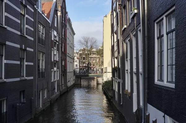 Holandsko, Amsterdam, staré kamenné domy na vodní kanál — Stock fotografie