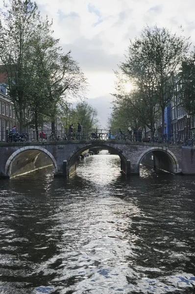 Holandia, Amsterdam; 9 października 2011, ludzi i rowery zaparkowane na most - Redakcja — Zdjęcie stockowe