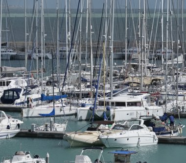 İtalya, Sicilya, Akdeniz, Marina di Ragusa; 24 Mart 2016, tekneler ve Lüks Yatlar marina - Editörden