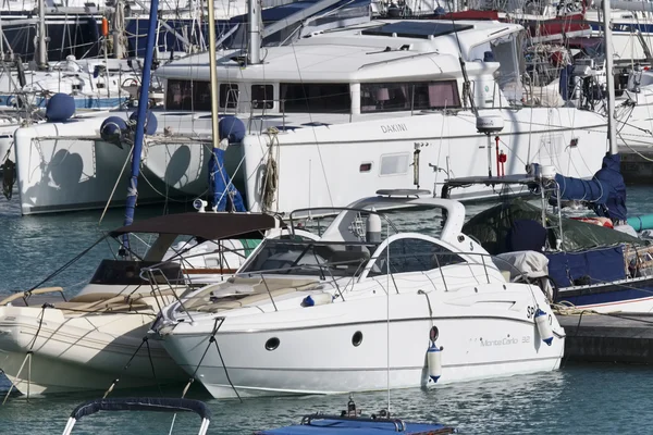 Italia, Sicilia, Mar Mediterráneo, Marina di Ragusa; 24 Marzo 2016, barcos y yates de lujo en el puerto deportivo - EDITORIAL —  Fotos de Stock