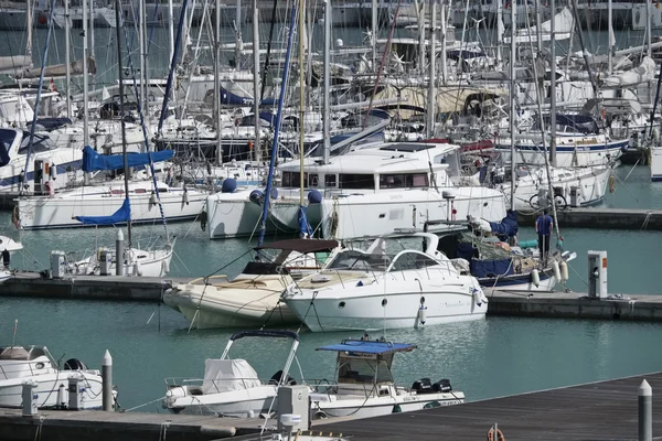 Italien, Sizilien, Mittelmeer, Marina di ragusa; 24. März 2016, Boote und Luxusyachten in der Marina - Leitartikel — Stockfoto