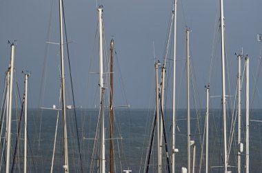 İtalya, Siciliy, Akdeniz, Marina di Ragusa; 24 Mart 2016, yelkenli gemi direkleri Marina - Editörden