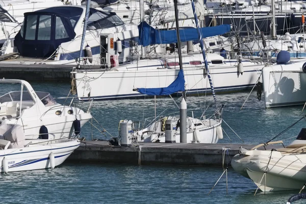 İtalya, Sicilya, Akdeniz, Marina di Ragusa; 24 Mart 2016, tekneler ve Lüks Yatlar marina - Editörden — Stok fotoğraf