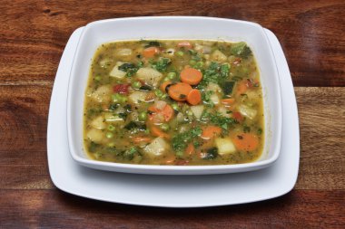 Ahşap bir masa üzerinde sebze çorbası