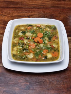 Ahşap bir masa üzerinde sebze çorbası