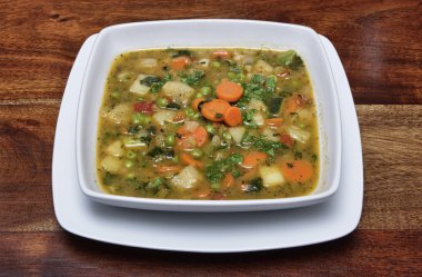 Ahşap bir masa üzerinde sebze çorbası