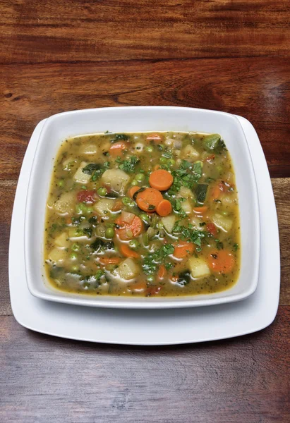 Ahşap bir masa üzerinde sebze çorbası