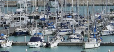 İtalya, Sicilya, Akdeniz, Marina di Ragusa; 25 Mart 2016, tekneler ve Lüks Yatlar marina - Editörden