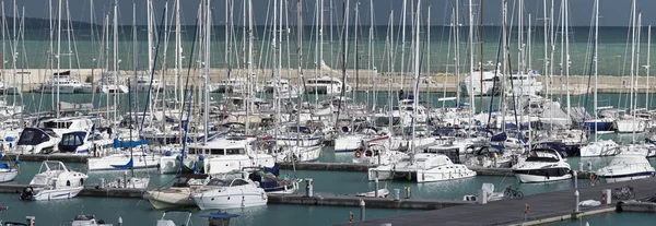 Itália, Sicília, Mar Mediterrâneo, Marina di Ragusa; 25 Março 2016, barcos e iates de luxo na marina - EDITORIAL — Fotografia de Stock
