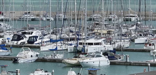 Italie, Sicile, Méditerranée, Marina di Ragusa ; 25 Mars 2016, bateaux et yachts de luxe dans la marina - EDITORIAL — Photo