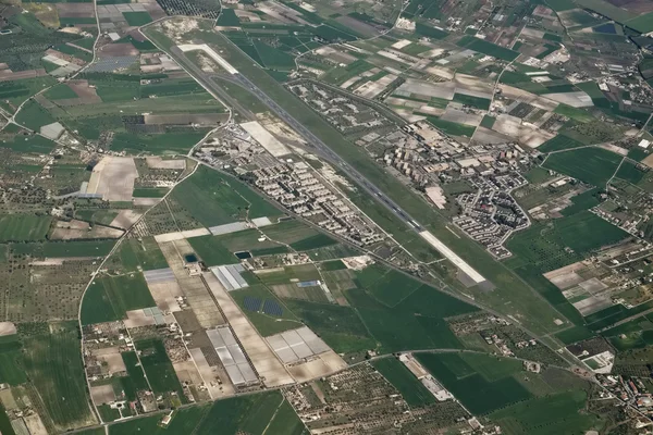 イタリア、シチリア島、シチリアの田舎と Comiso 空港 (ラグーザ県の航空写真) — ストック写真