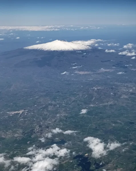Италия, Сицилия, вид с воздуха на сицилийскую сельскую местность и вулкан Этна — стоковое фото