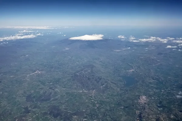Italia, Sicilia, vista aérea del campo siciliano y el volcán Etna — Foto de Stock