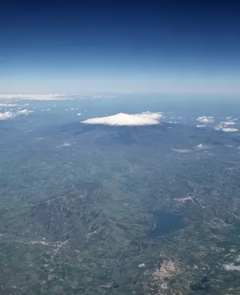 Itálie, Sicílie, letecký pohled na sicilské krajiny a sopka Etna — Stock fotografie