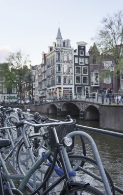 Hollanda, Amsterdam; 9 Ekim 2011, Bisiklet Park bir su kanalı-yazı işleri