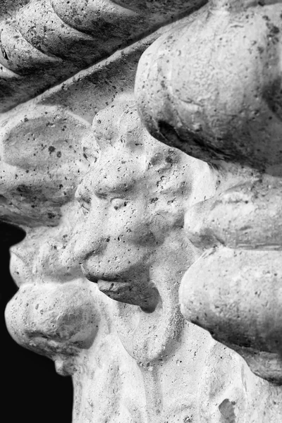 Italie, Rome, visage de lion gravé dans un vieux vase en pierre — Photo