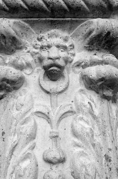 Włochy, Rzym, Lew twarzy wyryte w stary kamienny wazon — Zdjęcie stockowe