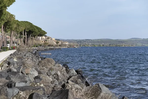 Italia, Lazio, danau Bracciano, Trevignano (Roma), orang-orang yang berjalan di tepi danau — Stok Foto