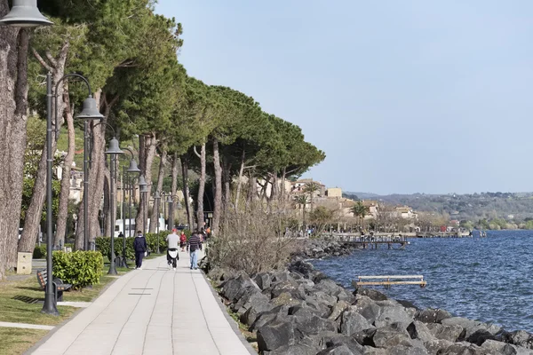 Italia, Lazio, danau Bracciano, Trevignano (Roma), orang-orang yang berjalan di tepi danau — Stok Foto