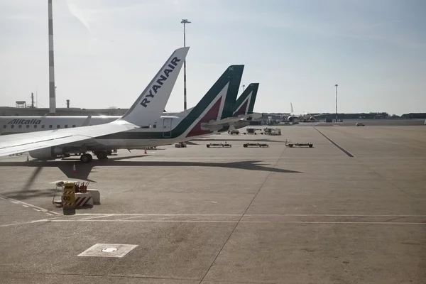 Italien, Fiumicino internationella flygplats. 27 mars 2016, flight control tower - ledare — Stockfoto