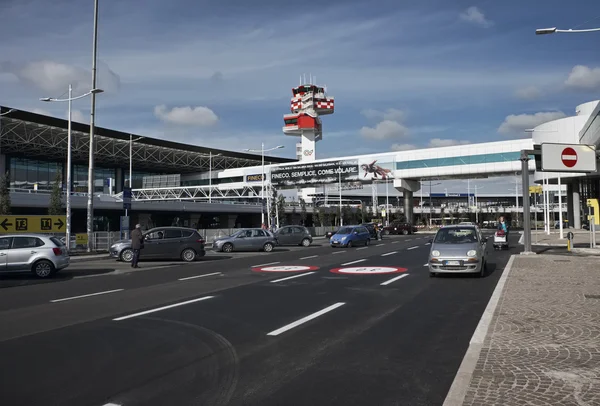 Italia, Aeropuerto Internacional de Fiumicino; 27 Marzo 2016, torre de control de vuelo - EDITORIAL —  Fotos de Stock