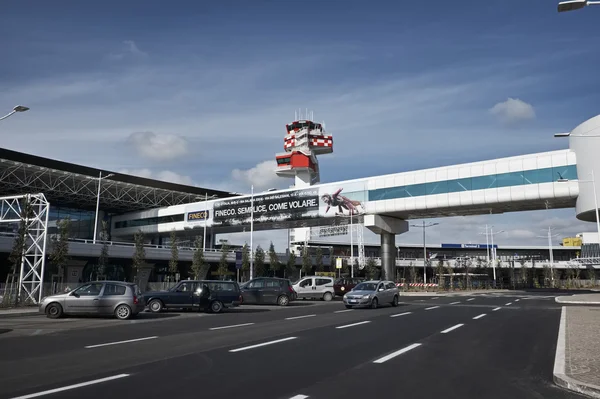 Italia, Aeropuerto Internacional de Fiumicino; 27 Marzo 2016, torre de control de vuelo - EDITORIAL — Foto de Stock